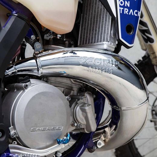 VÝFUKOVÝ ZVOD X-GRIP FACTORY SHINY – STRIEBORNÁ – SHERCO SE FACTORY 250 (2020 - 2024) A ĎALŠIE MODELY