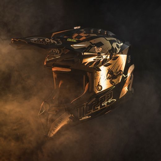 PŘILBA AVIATOR 3.0 "TC 222 THE LEGEND" AIROH (ČERNÁ/ZLATÁ) 2023