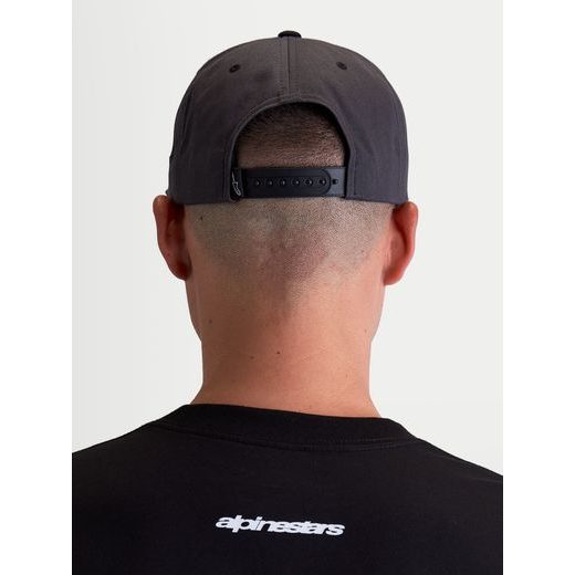 ALPINESTARS STADIUM SNAPBACK – VOĽNOČASOVÁ ŠILTOVKA (TMAVO SIVÁ/ČIERNA)
