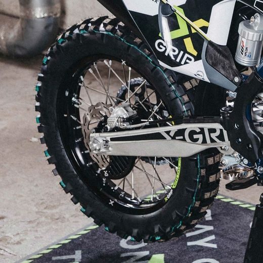 X-GRIP – CHRÁNIČ ZADNÉHO BRZDOVÉHO KOTÚČA, ORANŽOVÝ – GASGAS MC 125 (2021–2023) A ĎALŠIE
