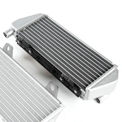 ĽAVÝ CHLADIČ X-GRIP – STRIEBORNÁ – GASGAS EC 250 (2021 - 2023) A ĎALŠIE MODELY