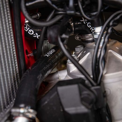 SILIKÓNOVÉ HADICE CHLADIČA X-GRIP – ČIERNA – GASGAS EC 250 (2024 - 2025) A ĎALŠIE MODELY