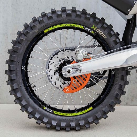X-GRIP – CHRÁNIČ ZADNÉHO BRZDOVÉHO KOTÚČA, ORANŽOVÝ – GASGAS EC 125 (2025) A ĎALŠIE