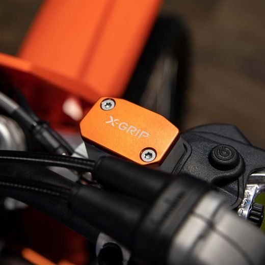 VIEČKO BRZDOVEJ A SPOJKOVEJ PUMPY X-GRIP – ČERVENÁ – GASGAS EX 250 (2022 - 2023) A ĎALŠIE MODELY