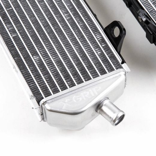 PRAVÝ CHLADIČ X-GRIP – STRIEBORNÁ – GASGAS EC 125 (2025) A ĎALŠIE MODELY