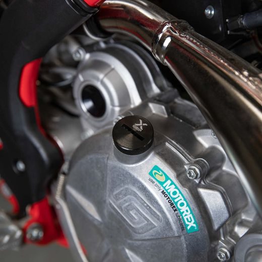 OLEJOVÁ ZÁTKA X-GRIP – ČIERNA – GASGAS EC 125 (2025) A ĎALŠIE MODELY