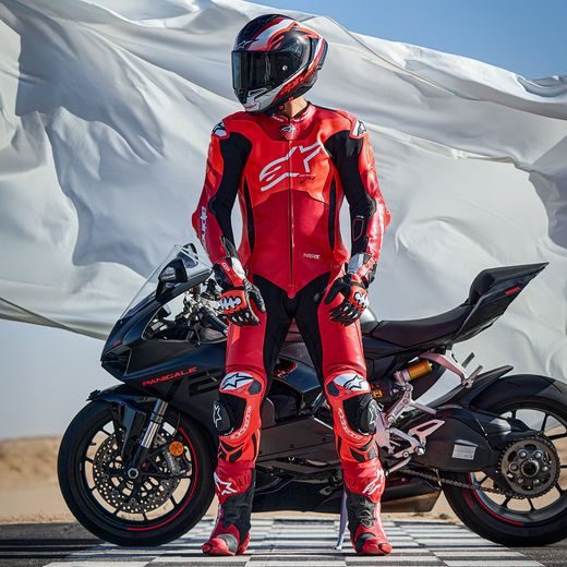 ALPINESTARS GP PLUS V4 SPRINT – MOTOCYKLOVÁ KOMBINÉZA (ČERVENÁ FLUO/ČERVENÁ/BIELA/ČIERNA) 2025