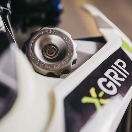PRAVÝ CHLADIČ X-GRIP – STRIEBORNÁ – GASGAS EC-F 250 (2021 - 2023) A ĎALŠIE MODELY