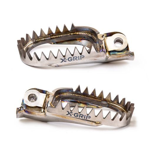 TITÁNOVÉ STÚPAČKY TITAN PIRANHAS BIG ENDURO X-GRIP – TITÁN – GASGAS ES 700 (2022 - 2025) A ĎALŠIE MODELY