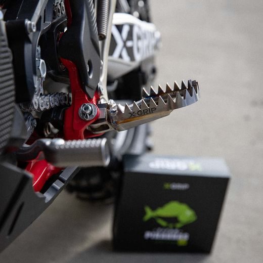 TITÁNOVÉ STÚPAČKY TITAN PIRANHAS V3 X-GRIP – 5 MM NIŽŠIE / 5 MM DOZADU – GASGAS EC 125 (2025) A ĎALŠIE MODELY