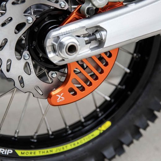X-GRIP – CHRÁNIČ ZADNÉHO BRZDOVÉHO KOTÚČA, ORANŽOVÝ – GASGAS EC 125 (2025) A ĎALŠIE