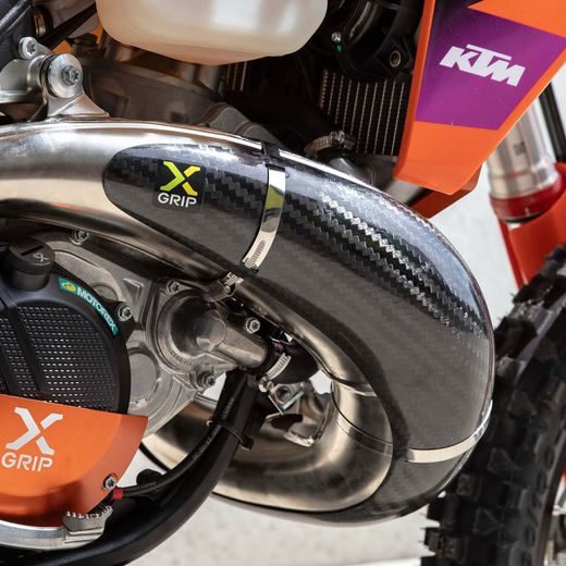 X-GRIP – KARBÓNOVÝ CHRÁNIČ VÝFUKOVÉHO ZVODU, GASGAS EC 250 (2024 - 2025) A ĎALŠIE MODELY