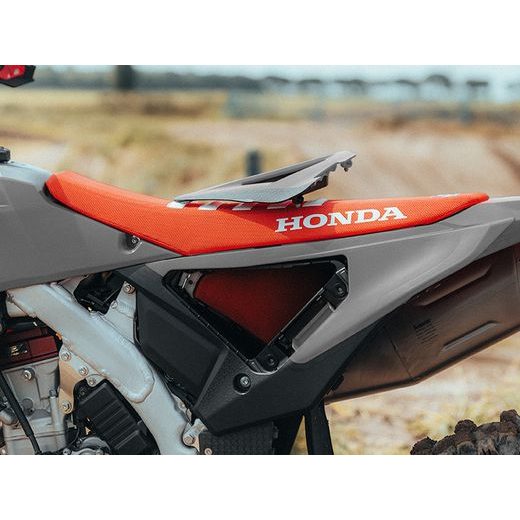BOČNÝ ČÍSLOVÉ TABULKY (VČ. KRYTU VZDUCH. FILTRU) REVOLUTION HONDA, RTECH (EDICE QUANTUM SIVÁ-ČIERNA)