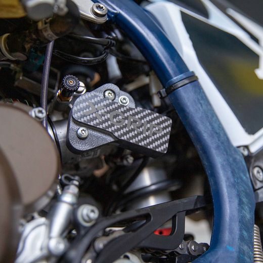 X-GRIP – CHRÁNIČ SNÍMAČA ŠKRTIACEJ KLAPKY, KARBÓN/ČIERNY – GASGAS EC 250 (2021–2023) A ĎALŠIE