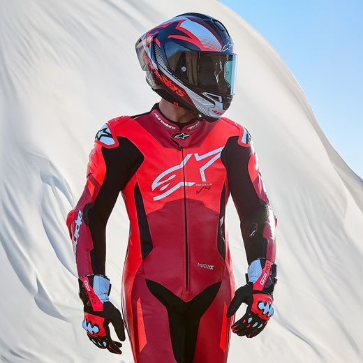 ALPINESTARS GP PLUS V4 SPRINT – MOTOCYKLOVÁ KOMBINÉZA (ČERVENÁ FLUO/ČERVENÁ/BIELA/ČIERNA) 2025