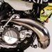 VÝFUKOVÝ ZVOD X-GRIP – STRIEBORNÁ – HUSQVARNA TC 250 (2017 - 2018) A ĎALŠIE MODELY