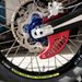 X-GRIP – CHRÁNIČ ZADNÉHO BRZDOVÉHO KOTÚČA, ČERVENÝ – BETA RR RACE 125 (2025–2026) A ĎALŠIE