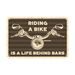 PLECHOVÁ CEDUĽA RIDING A BIKE, OXFORD (ŠEDÁ/KRÉMOVÁ, ROZMER 30 X 20 CM)