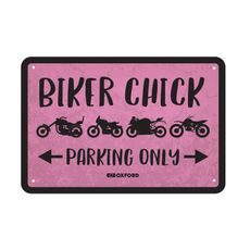 PLECHOVÁ CEDULE BIKER CHICK, OXFORD (ČERNÁ/RŮŽOVÁ, ROZMĚR 30 X 20 CM)
