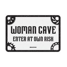 PLECHOVÁ CEDULE WOMAN CAVE, OXFORD (ČERNÁ/BÍLÁ, ROZMĚR 30 X 20 CM)
