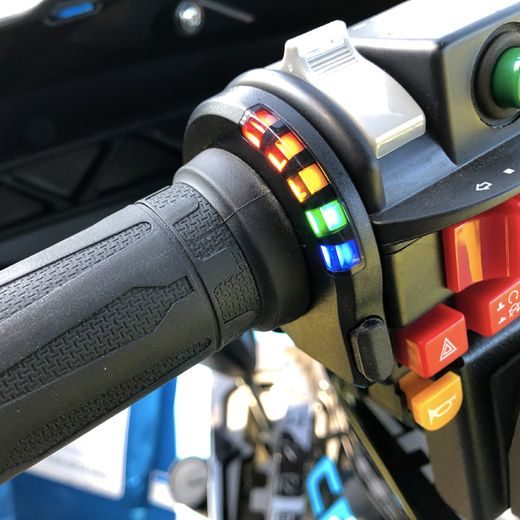 VYHŘÍVANÉ RUKOJETI A PÁČKA PLYNU KOSO-K HG-07 NA ČTYŘKOLKY