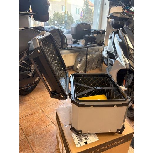 HLINÍKOVÝ KUFR DB 45L X-DESIGN STŘÍBRNÝ, PLOTNA + OPĚRKA + SÍŤKA NA ZAVAZADLA ZDARMA