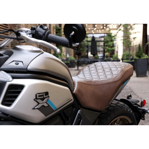 700CL-X HERITAGE ZVÝŠENÉ SEDLO (HNĚDÁ)