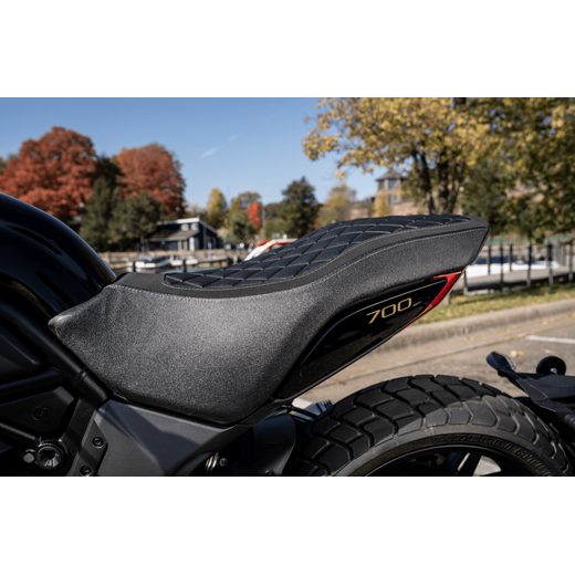 700CL-X HERITAGE ZVÝŠENÉ SEDLO (HNĚDÁ)