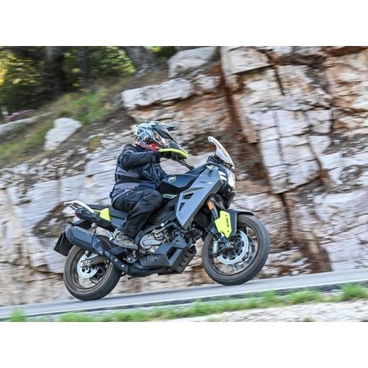 QJMOTOR SVT 650X ČERNÁ