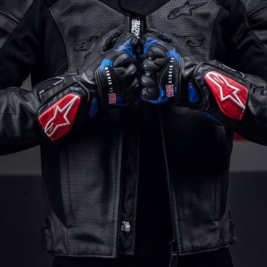 RUKAVICE SP-8 3 MONSTER FQ20 KOLEKCE, ALPINESTARS (ČERNÁ/ČERVENÁ/MODRÁ/BÍLÁ) 2024