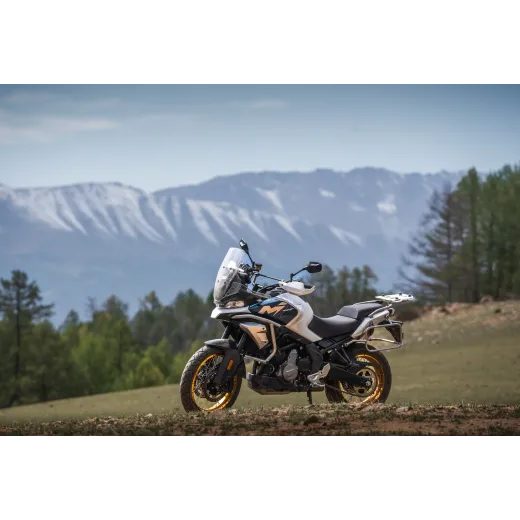 CFMOTO 700MT ADVENTURE 2025 ČERNÁ