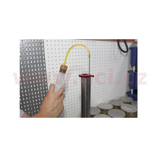 MĚRKA NA VSTŘIKOVÁNÍ OLEJE DO PŘEDNÍCH VIDLIC, BIKESERVICE