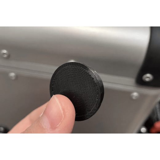 800MT ZÁSLEPKA OTVORU PO DRŽÁKU BOČNÍHO KUFRU (1 KS)