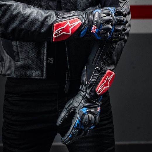RUKAVICE SP-8 3 MONSTER FQ20 KOLEKCE, ALPINESTARS (ČERNÁ/ČERVENÁ/MODRÁ/BÍLÁ) 2024