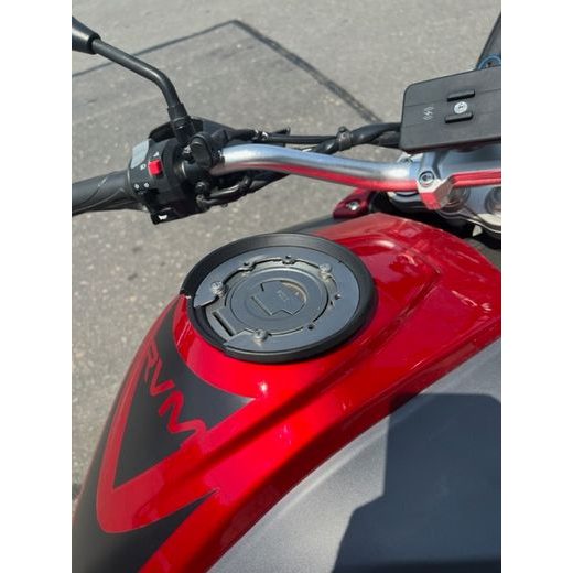 OBJÍMKA PRO ÚCHYT TANKRUKSAKU GIVI A KAPPA "TANKLOCK" NA VÍČKO NÁDRŽE JAWA SRAMBLER 500