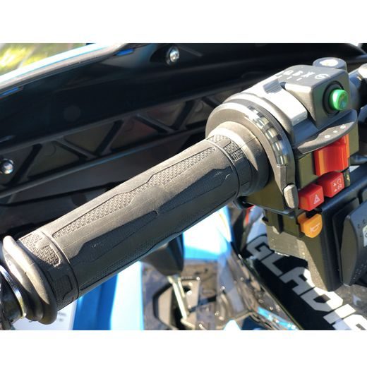 VYHŘÍVANÉ RUKOJETI A PÁČKA PLYNU KOSO-K HG-07 NA ČTYŘKOLKY