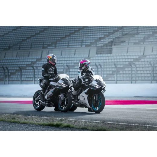 CFMOTO 675SR-R ŠEDÁ E5+