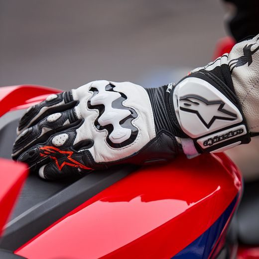 RUKAVICE GP PRO R 4, ALPINESTARS (ČERNÁ/BÍLÁ) 2024