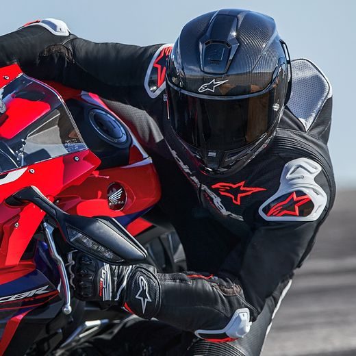 JEDNODÍLNÁ KOMBINÉZA GP-R7, TECH-AIR READY/KOMPATIBILNÍ, ALPINESTARS (ČERNÁ/BÍLÁ/ČERVENÁ FLUO) 2025