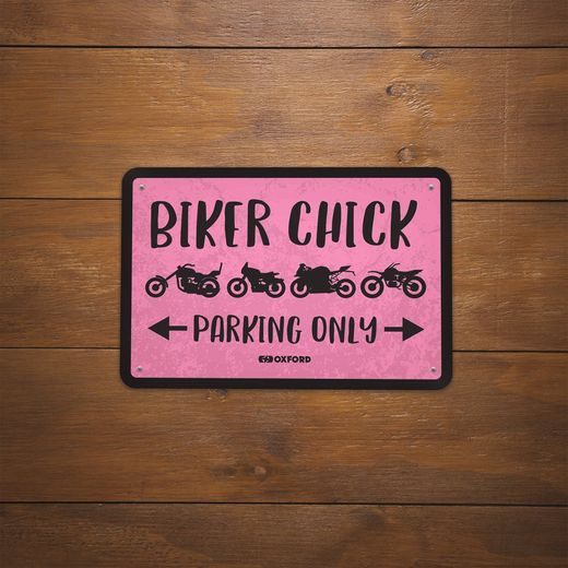 PLECHOVÁ CEDULE BIKER CHICK, OXFORD (ČERNÁ/RŮŽOVÁ, ROZMĚR 30 X 20 CM)