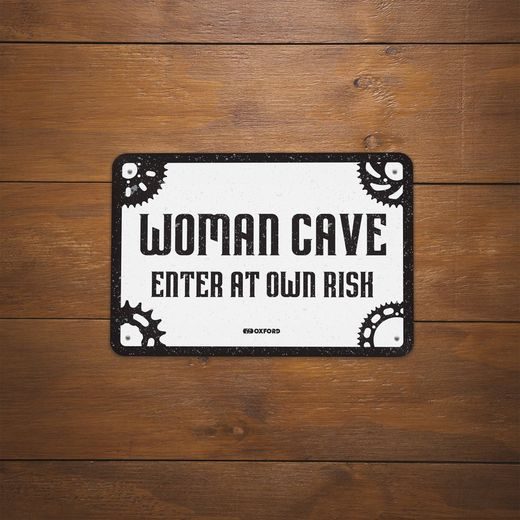 PLECHOVÁ CEDULE WOMAN CAVE, OXFORD (ČERNÁ/BÍLÁ, ROZMĚR 30 X 20 CM)