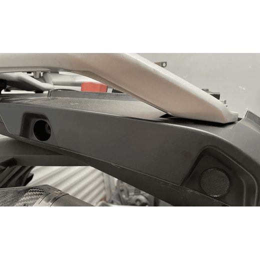 800MT ZÁSLEPKA OTVORU PO DRŽÁKU BOČNÍHO KUFRU (1 KS)