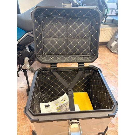 HLINÍKOVÝ KUFR DB 45L X-DESIGN STŘÍBRNÝ, PLOTNA + OPĚRKA + SÍŤKA NA ZAVAZADLA ZDARMA