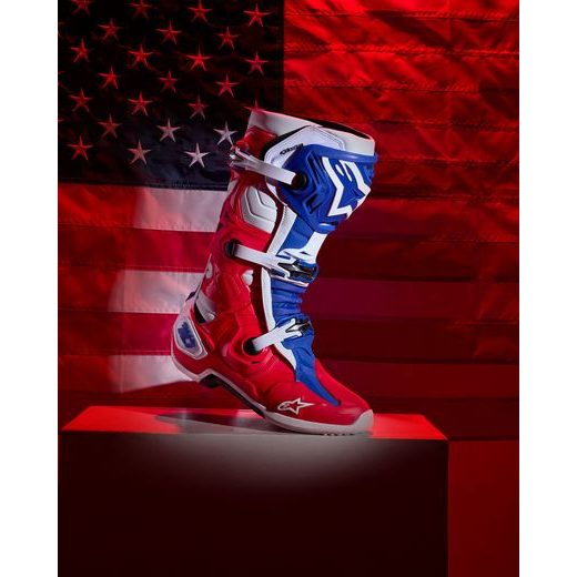 BOTY TECH 10 LIMITOVANÁ EDICE FORTITUDE, ALPINESTARS (BÍLÁ/MODRÁ/ČERVENÁ) 2025