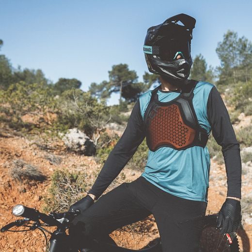 CHRÁNIČ TĚLA ALPHA PLASTRON, RACER (ČERNÁ)