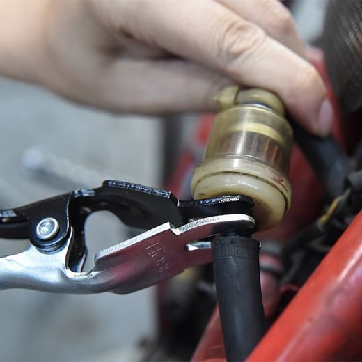KLEŠTĚ NA DEMONTÁŽ HADICE Z POTRUBÍ, BIKESERVICE