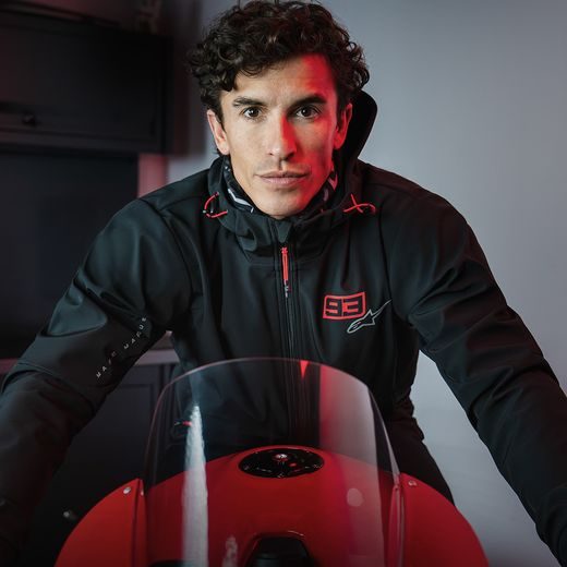 BUNDA RADIUM TECH HOODIE MM93 KOLEKCE, ALPINESTARS (ČERNÁ/ČERVENÁ/ŠEDÁ) 2025