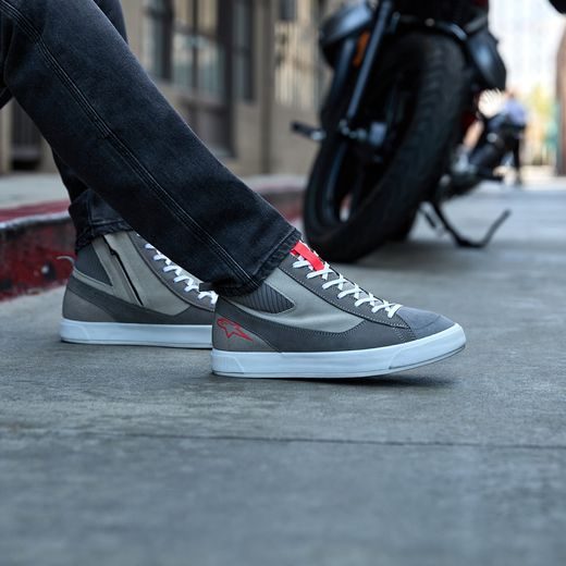 BOTY STATED, ALPINESTARS (SVĚTLE ŠEDÁ/ČERVENÁ FLUO/BÍLÁ) 2025