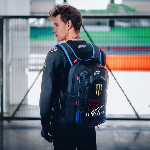 BATOH CITY HUNTER V2 FQ20 MONSTER KOLEKCE, ALPINESTARS (ČERNÁ/ČERVENÁ FLUO/MODRÁ/ZELENÁ, OBJEM 22 L) 2026