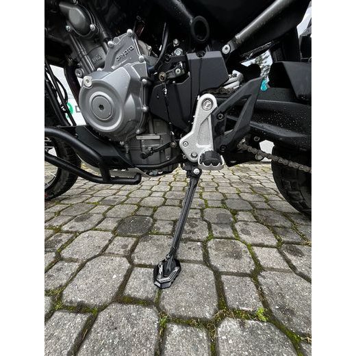 PLOTNA POSTRANNÍHO STOJANU PRO CFMOTO 450 MT (ŠEDÁ)